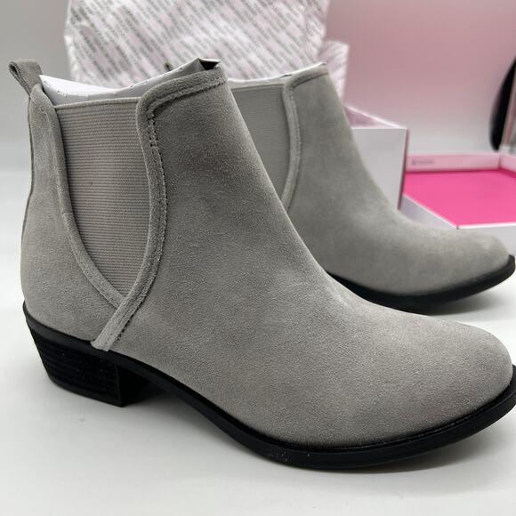 Isaac Mizrahi Live! Suede Ankle Boot Womens Size 7 Medium Gray Chelsea Boot - Picture 1 of 12